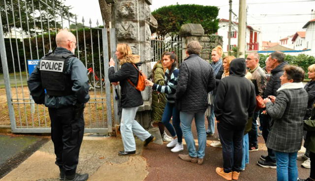 Un grupo de personas en la entrada de la escuela secundaria Saint-Thomas d’Aquin, donde sucedió el ataque. Foto: AFP