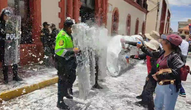 Los manifestantes aprovecharon el momento para rociar a los efectivos de espuma. Foto: Pachamama Radio
