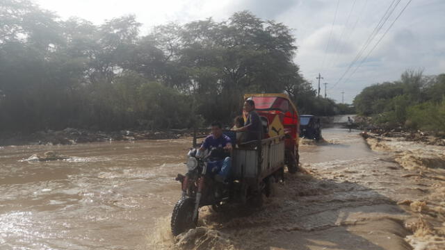 Algunas personas arriesgaron sus vidas y cruzaron el río. Foto: Roberto Saavedra