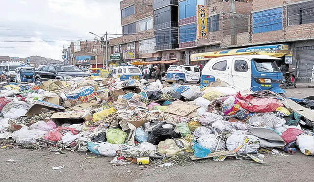 Problema. En Juliaca la basura está acumulada en las calles.