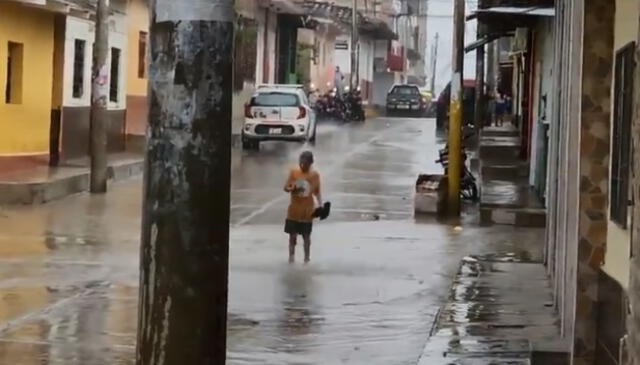 Niño disfrutaba con el agua de lluvia. Foto: captura Del Chira Noticias