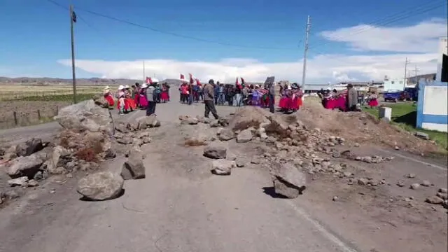 Pobladores aimaras del distrito de Platería, Puno, hacen piquetes para bloquear vías de la región. Foto: Liubomir Fernández