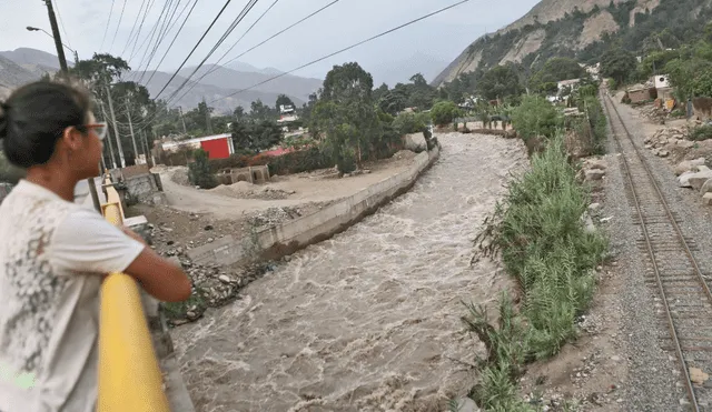 Hay 15 distritos con zonas de riesgo de inundación debido al aumento del caudal de los ríos que atraviesan Lima Metropolitana. Foto: Andina