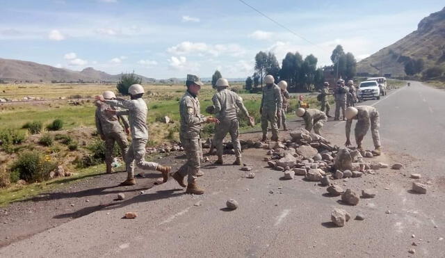 TRABAJO. Militares y policias se encargan de despejar vías.