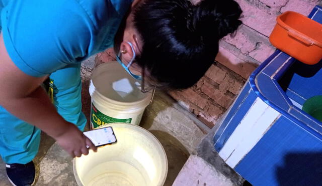 El personal de salud realiza trabajo de prevención y control del dengue en las casas. Foto: La República