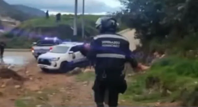 Los serenos cargaron a los menores intoxicados y los llevaron al hospital. Foto: captura Hco Tv