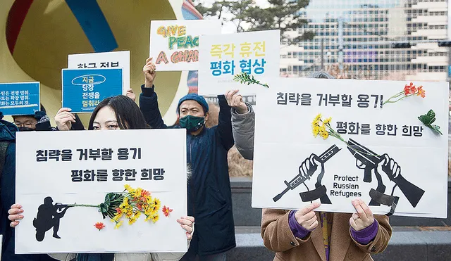 No a la guerra. En todo el mundo se realizaron protestas contra la guerra en Ucrania. En Seúl, un numeroso grupo de jóvenes se manifestó con carteles. Foto: EFE
