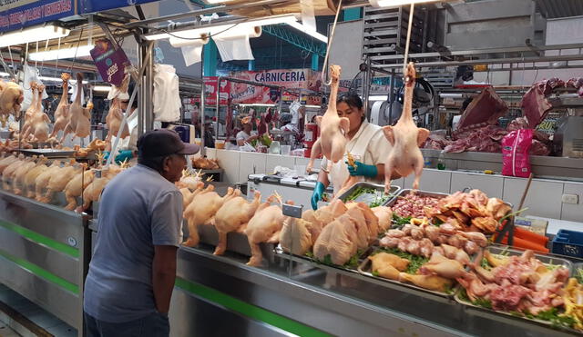 Carne de pollo en la plataforma comercial Andrés Avelino Cáceres de Arequipa. Foto: Wilder Pari/ URPI-LR