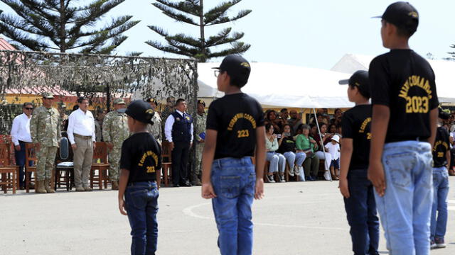 El ministro de Defensa, Jorge Chávez clausuró el curso que duró dos semanas. Foto: Ejército