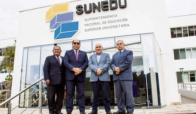 Ellos son. Manuel Castillo Venegas (con lentes) y los miembros del nuevo consejo directivo de Sunedu: Manuel Hernández, Miguel Vallejos y Andrés Ramos. Foto: difusión