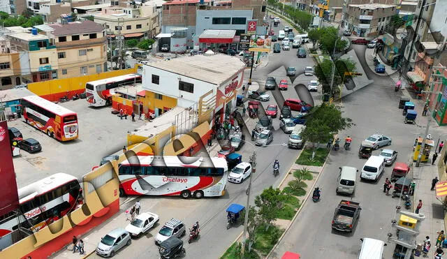 A las deficiencias en el sistema de pavimentación y alcantarillado de las céntricas calles del centro se suma el tránsito continuo de buses interprovinciales. Foto: Clinton Medina/LR