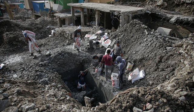 Tras las huellas del oro. Mineros artesanales recuperan el oro que estaba depositado en las pozas donde lo procesan. El huaico enterró los molinos que tienen en sus casas. Foto: Rodrigo Talavera/La República.