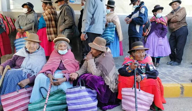 Adultos mayores esperan cobrar su bono en exteriores del Banco de la Nación de Puno. Foto: Kleber Sanchez/URPI-LR.