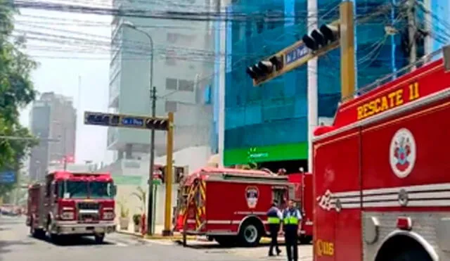 Camiones de bomberos continúan llegando a la zona de emergencia. Foto: captura de Twitter