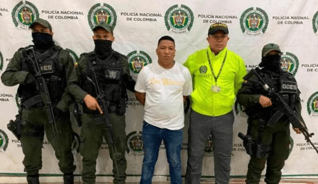 Ramón Darío Viloria Barrios, alias Juancho, junto a efectivos policiales luego de ser capturado. Foto: Policía Nacional de Colombia
