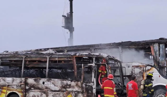 Los bomberos lograron controlar el fuego que destruyó a los vehículos. Foto: difusión: