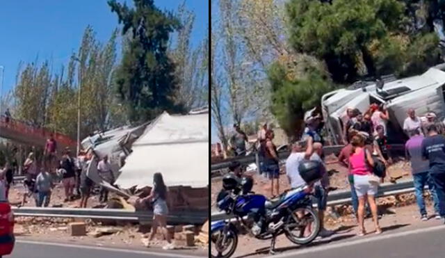 Mientras el chofer estaba atrapado en la cabina, muchos aprovecharon para robar las cajas de papas fritas congeladas. Foto: Captura de Twitter @MendozaToday