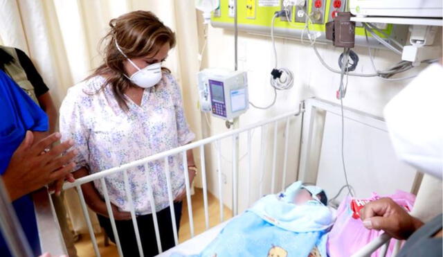 La presidenta Dina Boluarte visitó al pequeño en el Hospital Regional Lambayeque. Foto: El Peruano