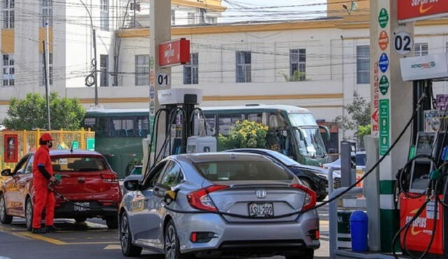 El precios de referencia del gasohol de 97 también cayó S/0,18 hasta los S/10,44 por galón. Foto: Andina