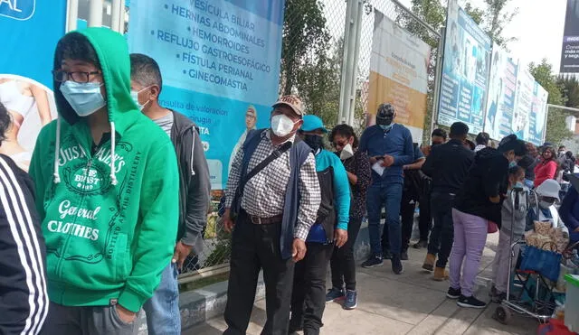 Usuarios forman larga cola en Hospital Municipal de Cerro Colorado en Arequipa. Foto: Leonela Aquino / URPI-LR
