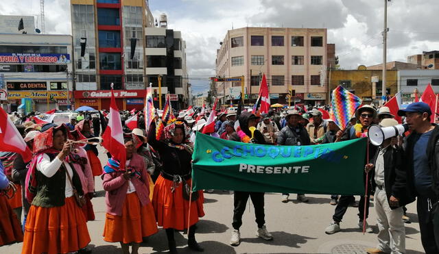 Ciudadanos quechuas protestan en la ciudad de Juliaca. Foto: Kleber Sánchez /URPI LR