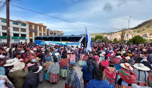 Se embarcan a Lima.  Aimaras se congregaron en la plaza de Juli para embarcarse rumbo a Lima. Participarán en la llamada segunda toma de Lima. Foto: La República