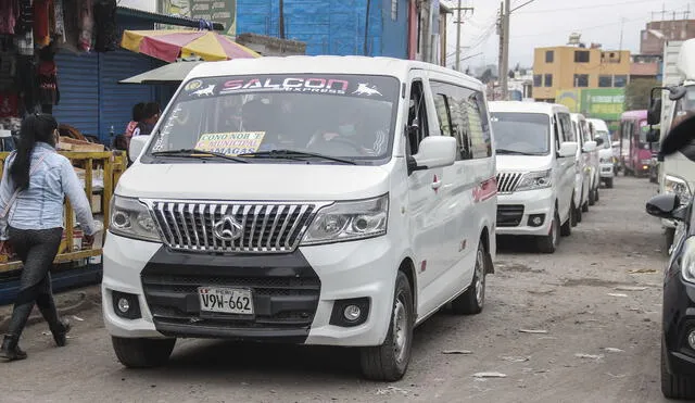 Sin autorización. Combis y loncheritas operan con normalidad, pese a ser informales. Foto: La República