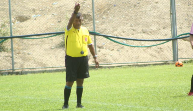 El árbitro es Pedro Cardoza Aparicio. Foto: Correo
