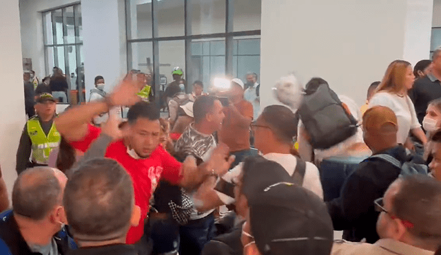 Se han reportado enfrentamientos de los pasajeros varados en otros aeropuertos también. Foto y video: @MedioNoticiasCo / Twitter