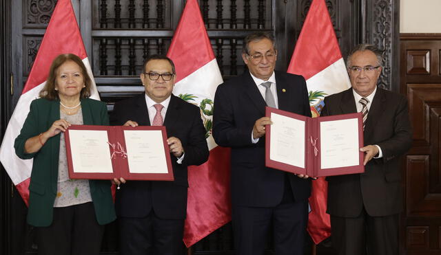 En la firma participaron la presidenta de Perupetro, Isabel Tafur (Perupetro), el primer ministro Alberto Otárola, el titular del Minem Óscar Vera y el presidente de Petroperú, Carlos Vives.