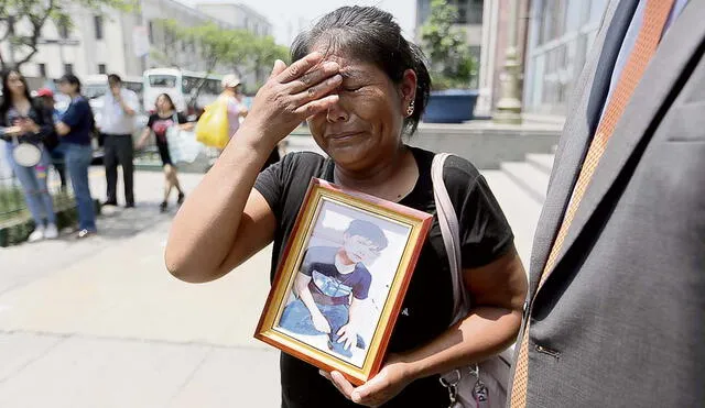 Reclamo de justicia. Edith Aguilar Yucra, entre lágrimas, exige sanción para los asesinos de su hijo José Luis Aguilar (20). Foto: difusión