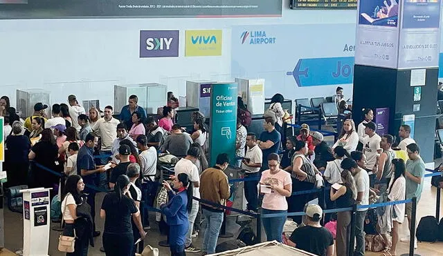 Sorpresa. La mayoría de los pasajeros se enteraron en el aeropuerto Jorge Chávez de la cancelación de sus vuelos. Foto: John Reyes/La República