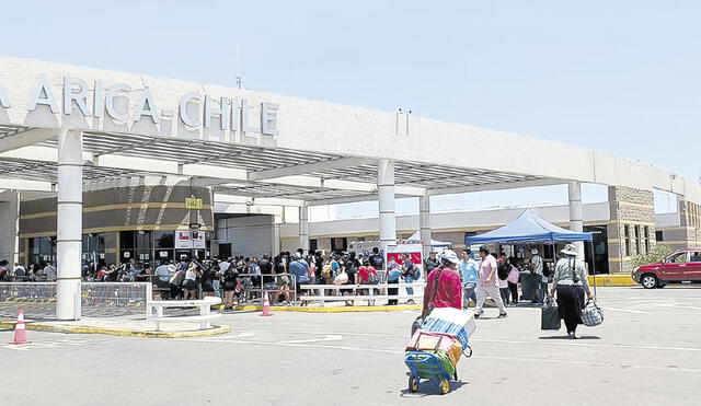 Migrantes. Son impedidos de ingresar por los militares. Foto: La República