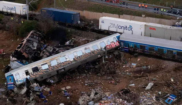 Estado en el que han quedado los 2 trenes tras la terrible colisión frontal, en Tempe (Grecia). Foto: EFE