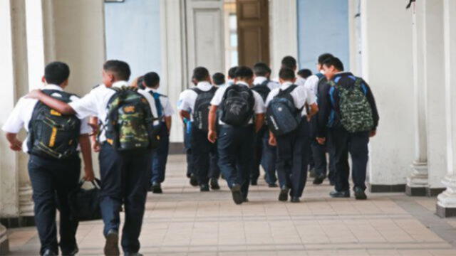 Padres de familia buscan colegios para que estudien sus hijos. Foto: La República