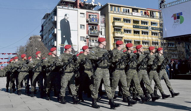 Celebran. Soldados desfilan por la independencia de Kosovo. Foto: difusión