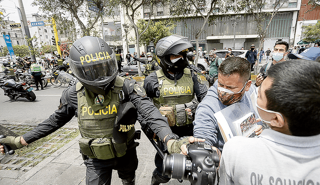 Acciones. Cobertura de prensa de las protestas no debe tener parámetros ni intimidaciones. Foto: Antonio Melgarejo/La República Acciones. Cobertura de prensa de las protestas no debe tener parámetros ni intimidaciones. Foto: Antonio Melgarejo/La República