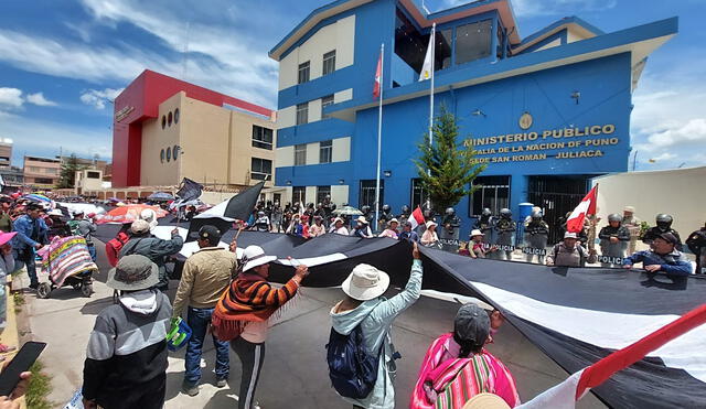 Protesta. Manifestantes literalmente sitiaron Ministerio Público de Juliaca, para exigir  que Patricia Benavides, se retire de Juliaca. Foto: Liubomir Fernández/URPI-LR.