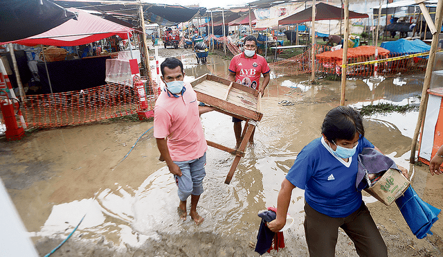 Afectados. El Cenepred advirtió que miles de personas se verían afectadas por inundaciones, deslizamientos y derrumbes que traerían las lluvias este mes. Foto: Clinton Medina/La República