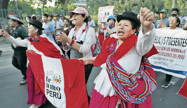 Protesta. Pobladores llegados de Puno se movilizan por la avenida Salaverry en Lima para reiterar su exigencia de la renuncia de la presidenta Dina Boluarte. Foto: EFE