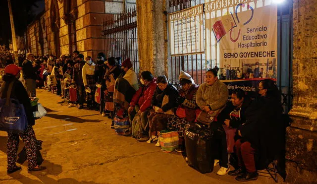 Inhumana competencia. Pacientes deben formar fila hasta de dos cuadras una noche anterior en la puerta del hospital Goyeneche. Foto: Rodrigo Talavera/La República.