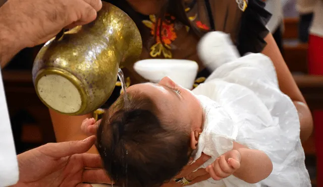 La misión de los padrinos y madrinas "consiste en acompañarlos lo largo de todo el camino de la fe y no sólo en el momento de la celebración del Sacramento”, indicaron. Foto: Cathopic.