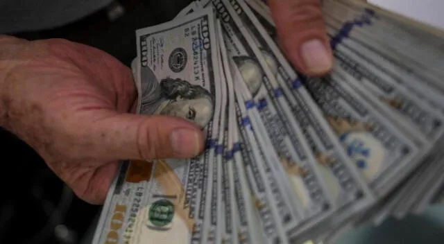 Precio del dólar hoy, miércoles 8  de marzo de 2023, en los bancos peruanos y el mercado paralelo.  Foto: AFP