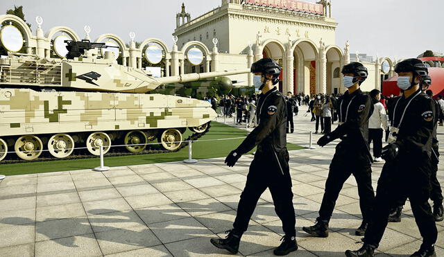 Demostración. Tanque Tipo 15 que se exhibió en octubre del 2022 en Beijing. Foto: AFP