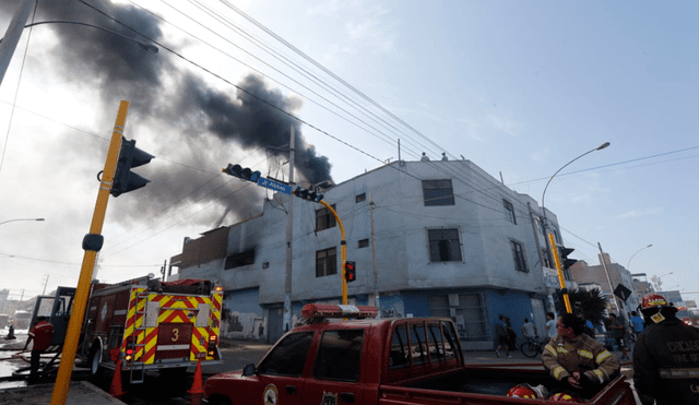 Los Bomberos lograron evacuar a los vecinos que se encontraban en la zona. Foto: Félix Contreras / La República