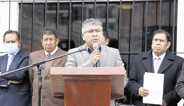 Problemas. Werner Salcedo en enero presentó a sus funcionarios. Estos no cumplían los requisitos exigidos por ley.  Foto: La República