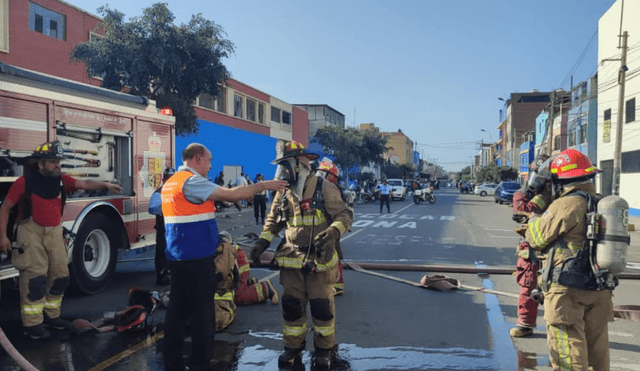 Bomberos realizan forados en las paredes aledañas para poder controlar el incendio. Foto: Facebook/ Gestión de Riesgo de Desastres de Lima