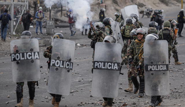 Arremetida policial en las inmediaciones del aeropuerto Rodríguez Ballón (Arequipa), el pasado 20 de enero de 2023. Foto: Rodrigo Talavera/La República