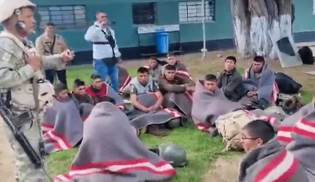 Soldados interrogados en sede del Ejército. Foto: Captura de video/Qhaphiya Radio.