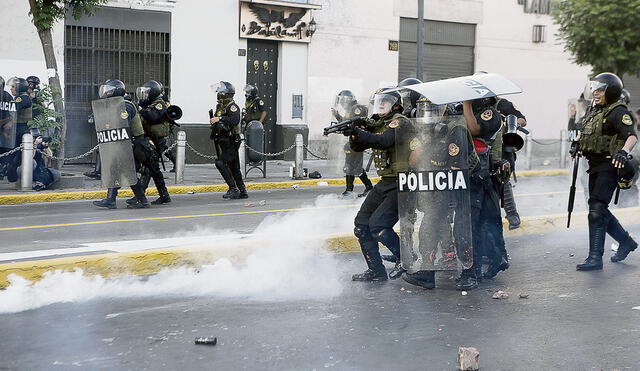 Abusos. La policía continúa con el uso desproporcionado de la fuerza y en el Congreso alistan norma para blindarlos más. Foto: Marco Cotrina/La República